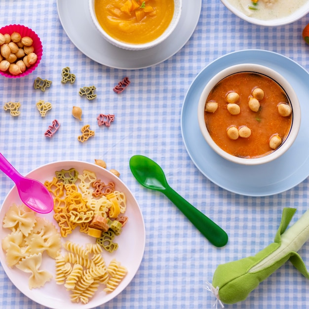 Comida para niños, sopa de zanahoria y sopa de pollo.