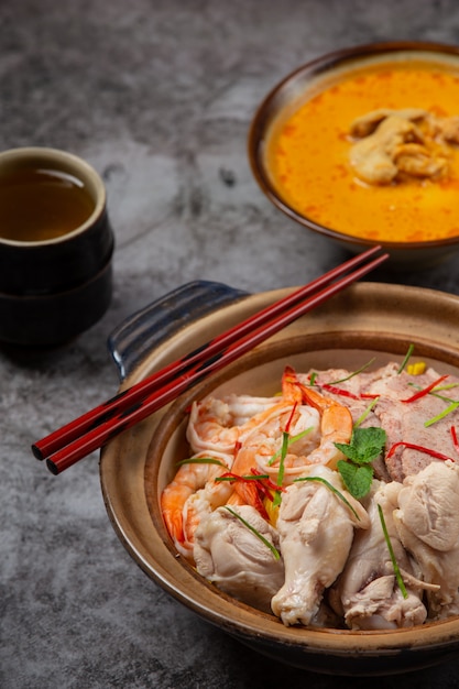 Comida del norte de Tailandia (Khao Soi Ruam), sopa de fideos picantes decorada con ingredientes.