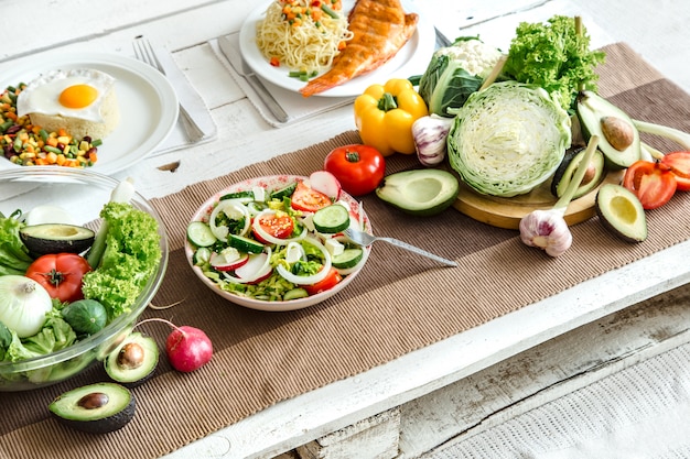 Comida orgánica saludable en la mesa del comedor