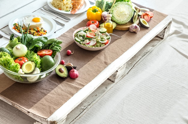 Comida orgánica saludable en la mesa del comedor