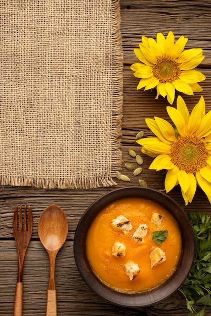 Foto gratuita comida de otoño calabaza y sopa de champiñones vista superior