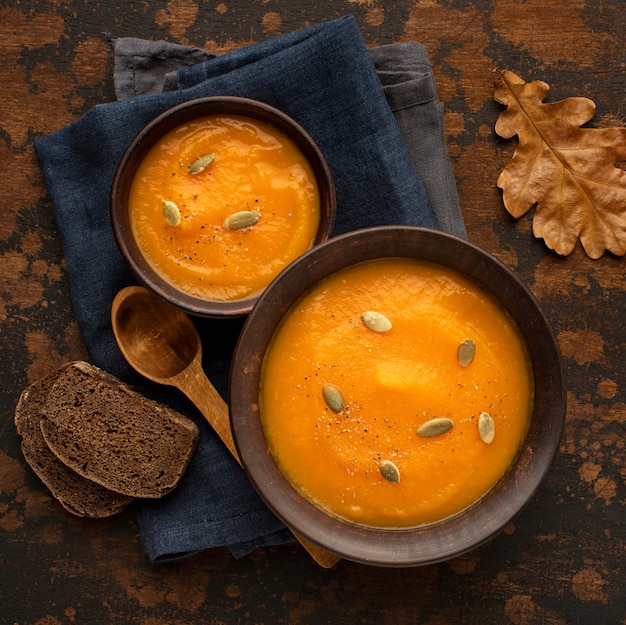 Comida de otoño sopa de calabaza y champiñones