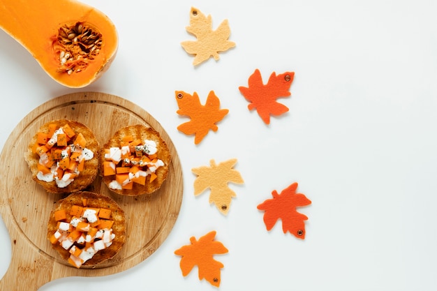 Foto gratuita comida del otoño de la visión superior en el fondo blanco