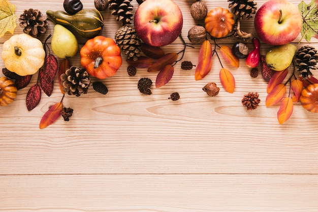 Comida de otoño vista superior con fondo de madera