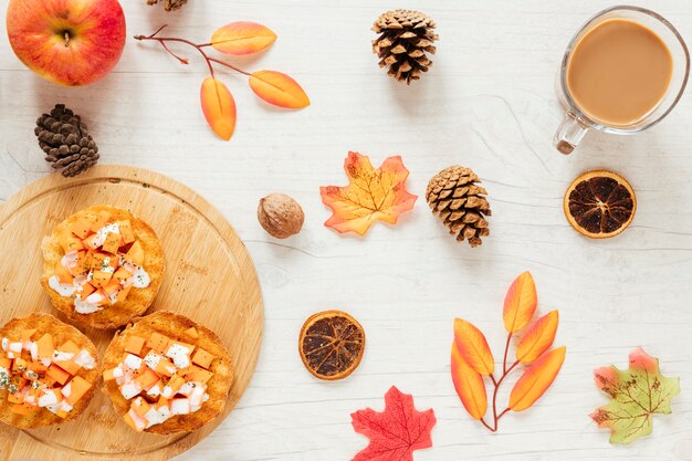 Comida de otoño vista superior con fondo de madera