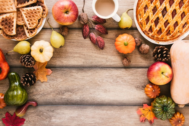 Foto gratuita comida de otoño vista superior en mesa de madera