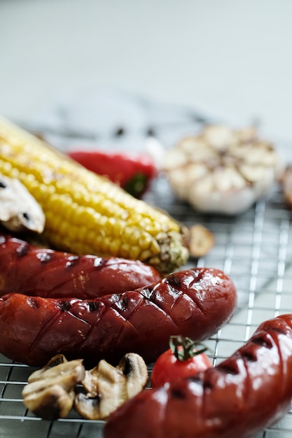 Comida a la parrilla en una bandeja