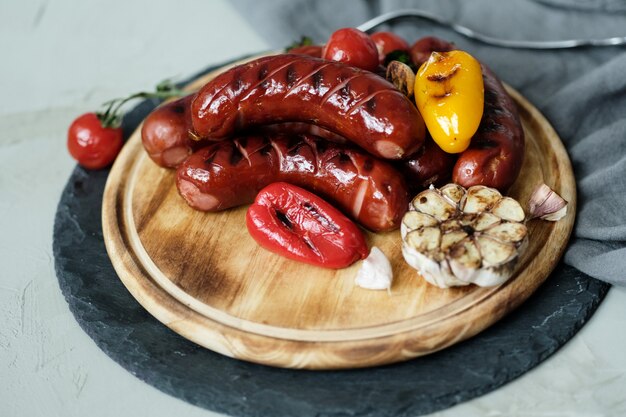 Comida a la parrilla sobre tabla de madera