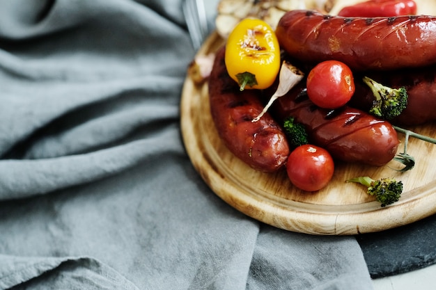 Foto gratuita comida a la parrilla sobre tabla de madera