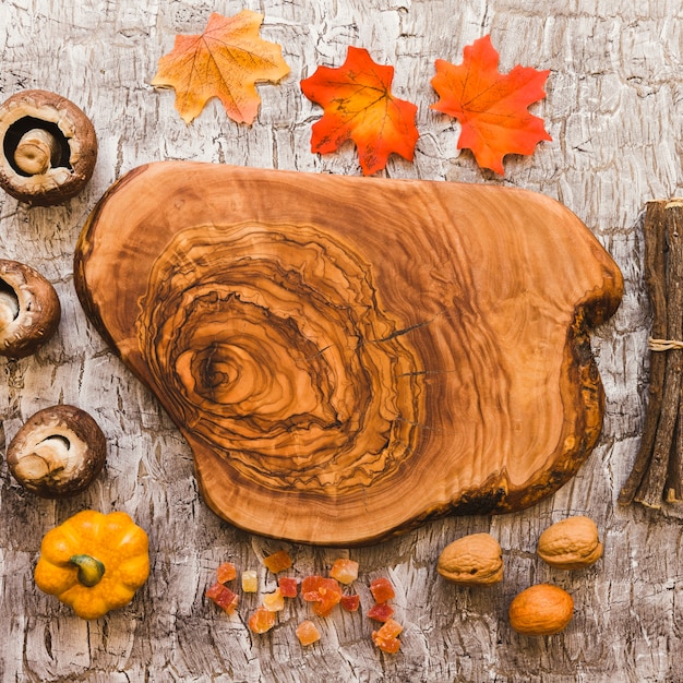 Foto gratuita comida y partes de árboles alrededor de madera