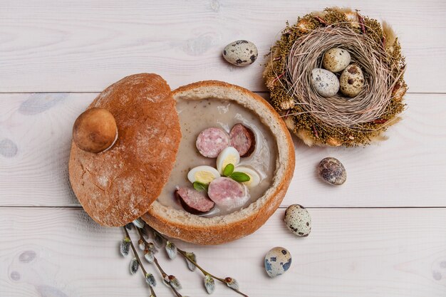 Comida de Pascua tradicional polaca en la mesa