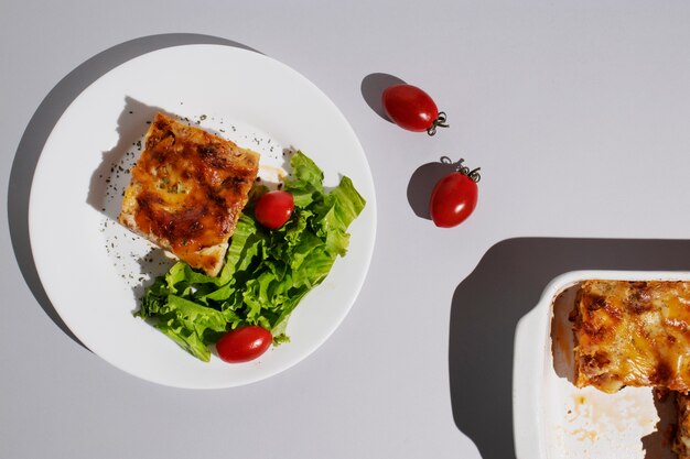 Comida personalizada en un plato plano