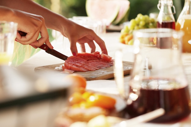 Comida de picnic en preparación