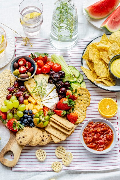 Comida de picnic de verano de tabla de quesos y frutas