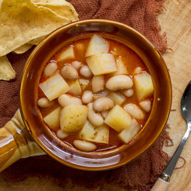 Comida plana con frijoles y patatas