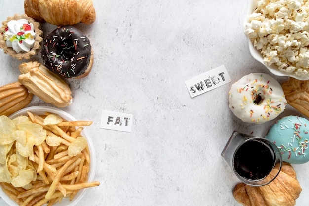 Foto gratuita comida poco saludable en el fondo de textura con la palabra grasa y dulce