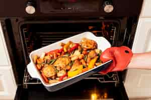 Foto gratuita la comida se pone en el horno para cocinar