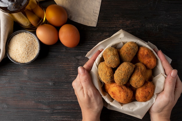 Comida que contiene croquetas y huevos