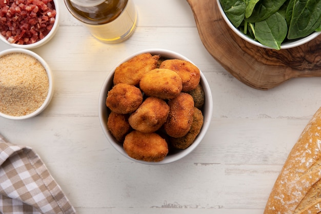 Foto gratuita comida que contiene croquetas con tocino y un vaso de cerveza