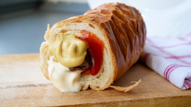 Comida rápida en una mesa de restaurante