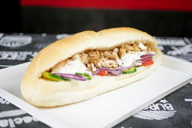 Comida rápida en una mesa de restaurante