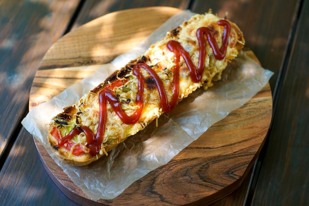 Comida rápida en una mesa de restaurante