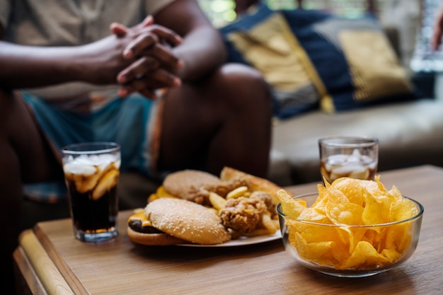 Comida rápida en una mesa de sofá