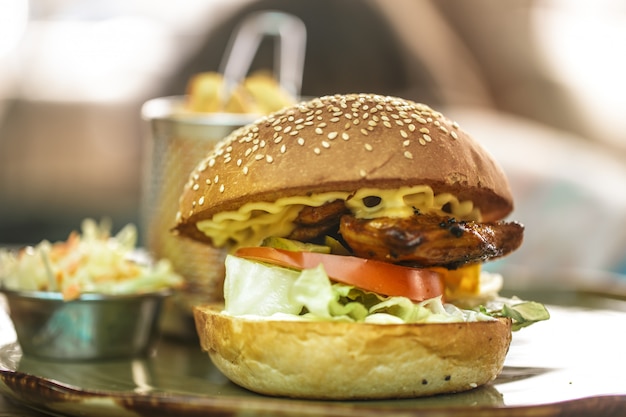 Comida rápida, papas fritas con un sándwich en un café.