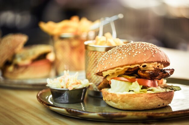 Comida rápida, papas fritas con un sándwich en un café.