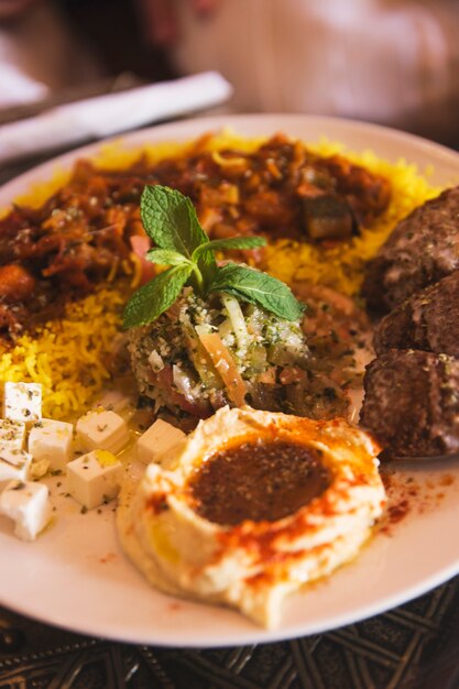 Comida en restaurante arabe