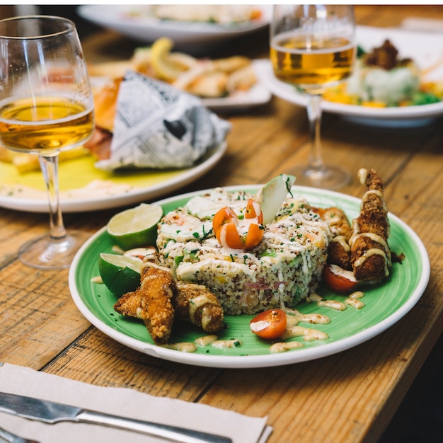 Foto gratuita comida rica en plato