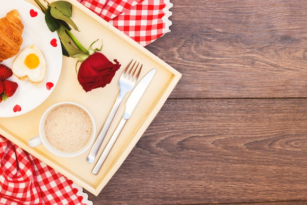 Foto gratuita comida romántica en bandeja con rosa roja