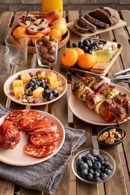 Foto gratuita comida sabrosa de alto ángulo en arreglo de mesa