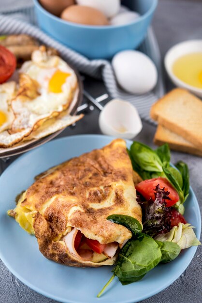 Comida sabrosa de alto ángulo con huevos