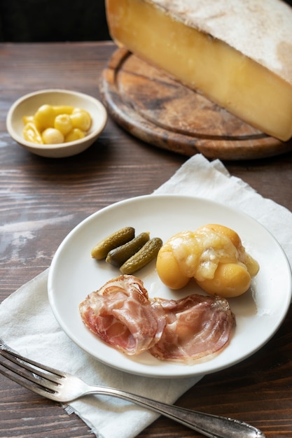 Comida sabrosa de alto ángulo en un plato