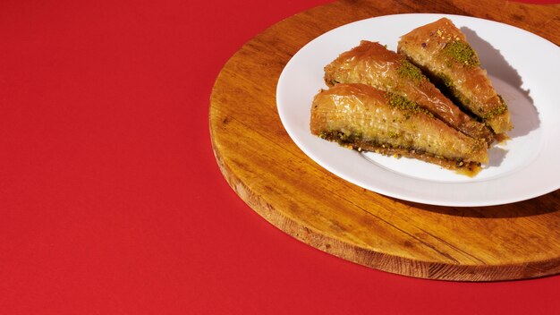 Comida sabrosa de alto ángulo en tablero de madera