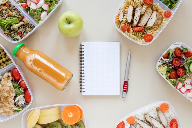 Comida sabrosa con cuaderno