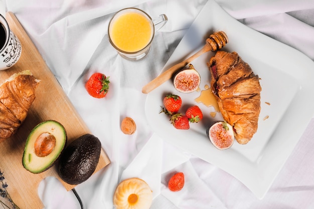 Comida sabrosa para el desayuno en el fondo blanco