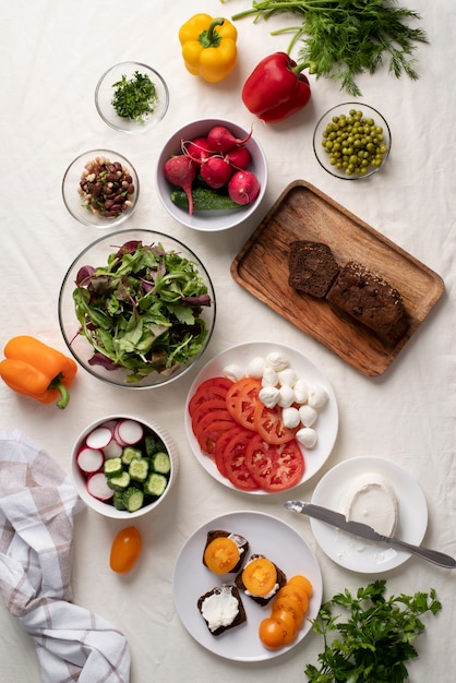 Foto gratuita comida sabrosa en la disposición de la mesa plana