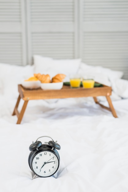 Comida sabrosa en la mesa del desayuno y dormitar en la cama.