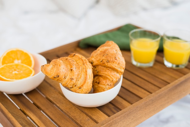 Comida sabrosa en la mesa del desayuno