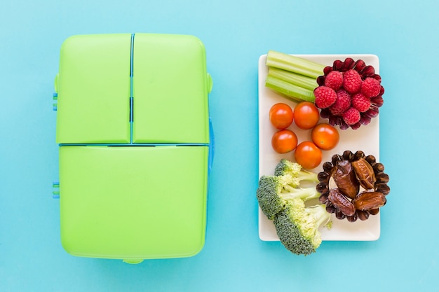 Foto gratuita comida saludable para el almuerzo cerca de la lonchera