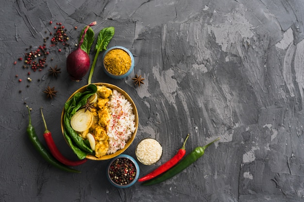 Comida saludable de arroz con ingredientes sobre una superficie de cemento rugosa