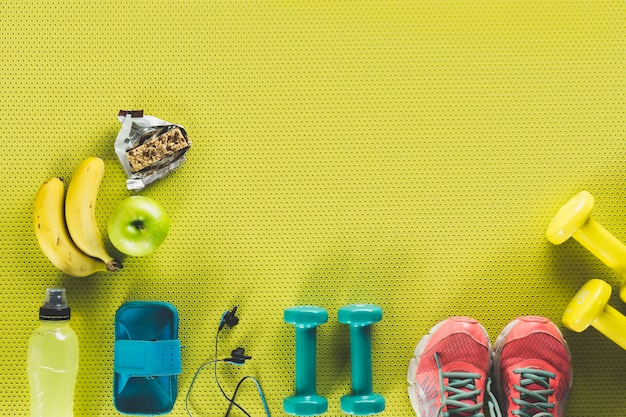 Foto gratuita comida saludable cerca de cosas de deportes