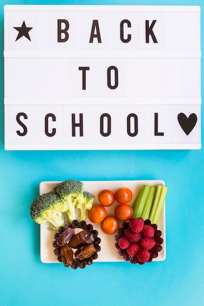 Foto gratuita comida saludable cerca de la inscripción de regreso a la escuela