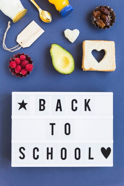 Comida saludable cerca del póster de la escuela