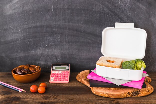 Comida saludable cerca de útiles escolares