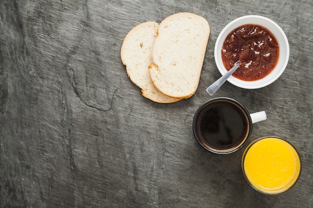 Foto gratuita comida saludable compuesta para la mañana