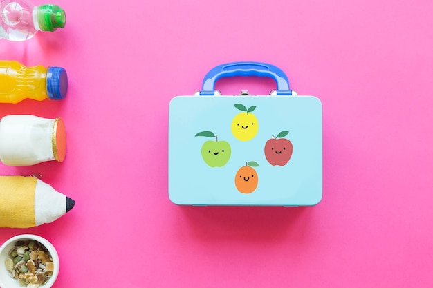 Comida saludable y estuche de lápices cerca de la lonchera