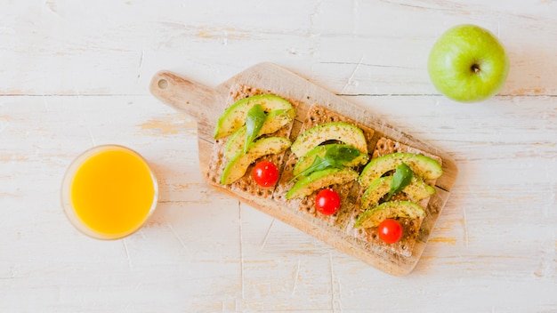 Foto gratuita comida saludable con jugo y manzana